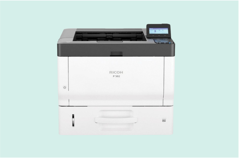 Impresora multifuncional láser moderna en color negro y gris, con pantalla táctil, bandejas de papel múltiples y diseño corporativo elegante